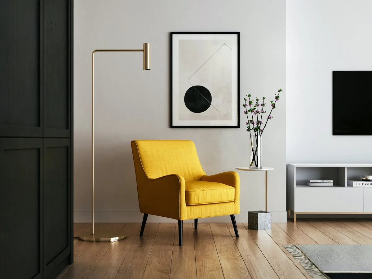 Sala contemporánea con sillón de acento y pared oscura