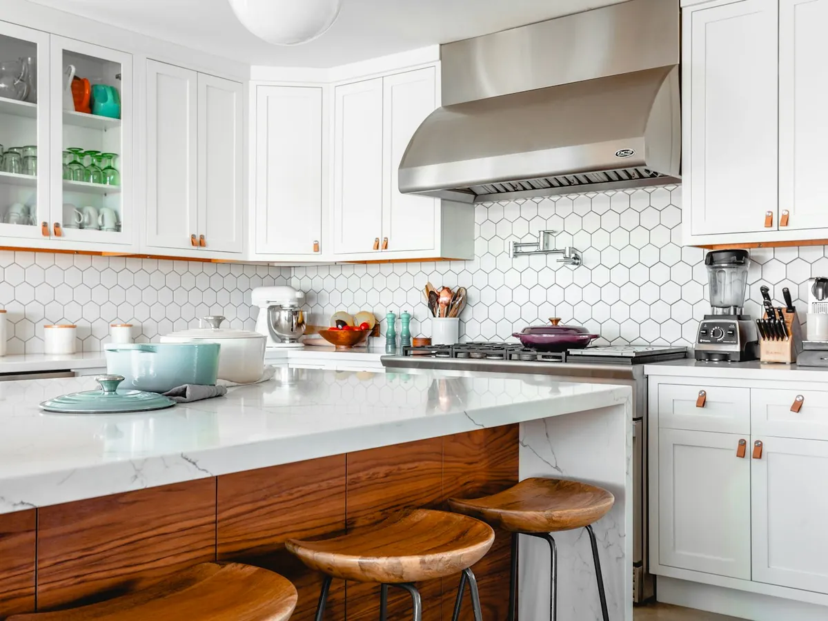Cocina moderna con isla central y acabados en madera